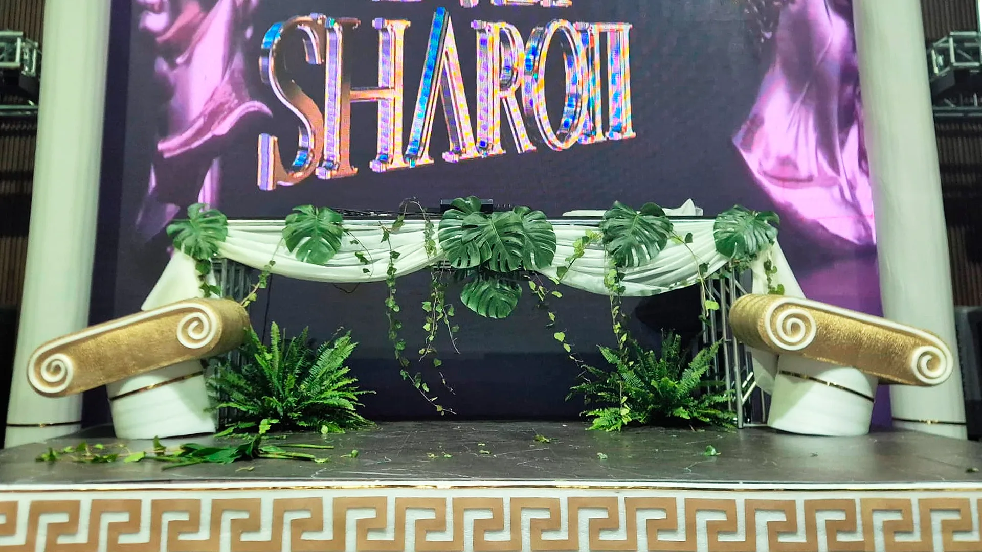 Decoración escenografía griega con columnas y ornamentos para evento antro Babel, Kayola Escenografías Guadalajara