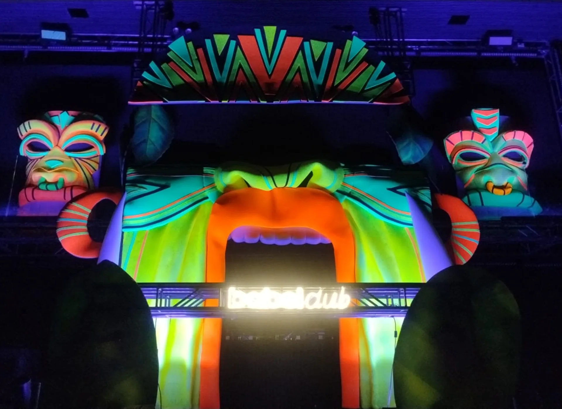 Decoración neón con tótems gigantes y pintura fluorescente evento Babel, Kayola Escenografías Guadalajara