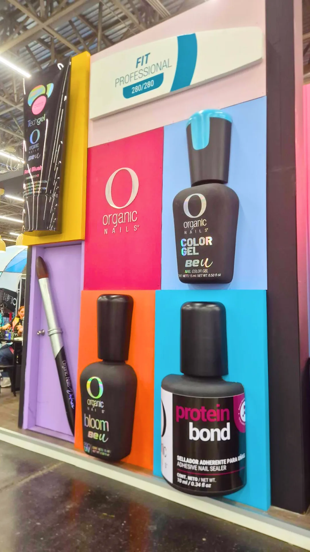 Productos gigantes 140 cm stand Organic Nails Expo Beauty 2026, Kayola Escenografías Guadalajara México