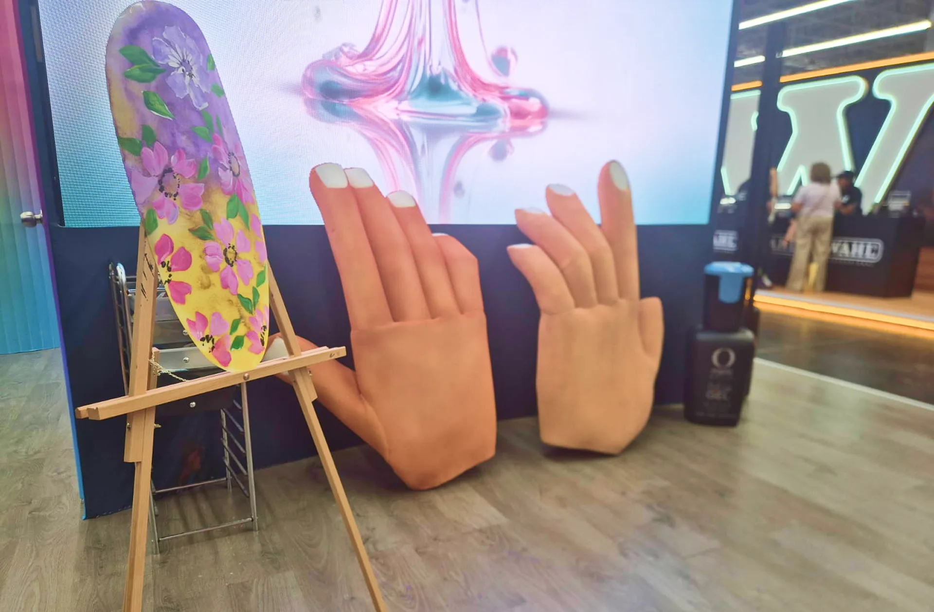 Réplica de producto a escala gigante stand Organic Nails expo belleza, Kayola Escenografías Guadalajara