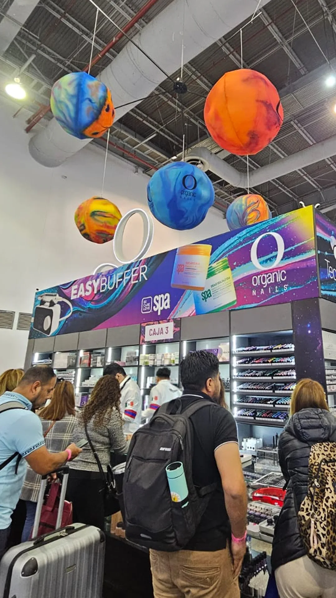Planetas escenográficos de 3 metros stand Organic Nails expo belleza México, Kayola Escenografías Guadalajara