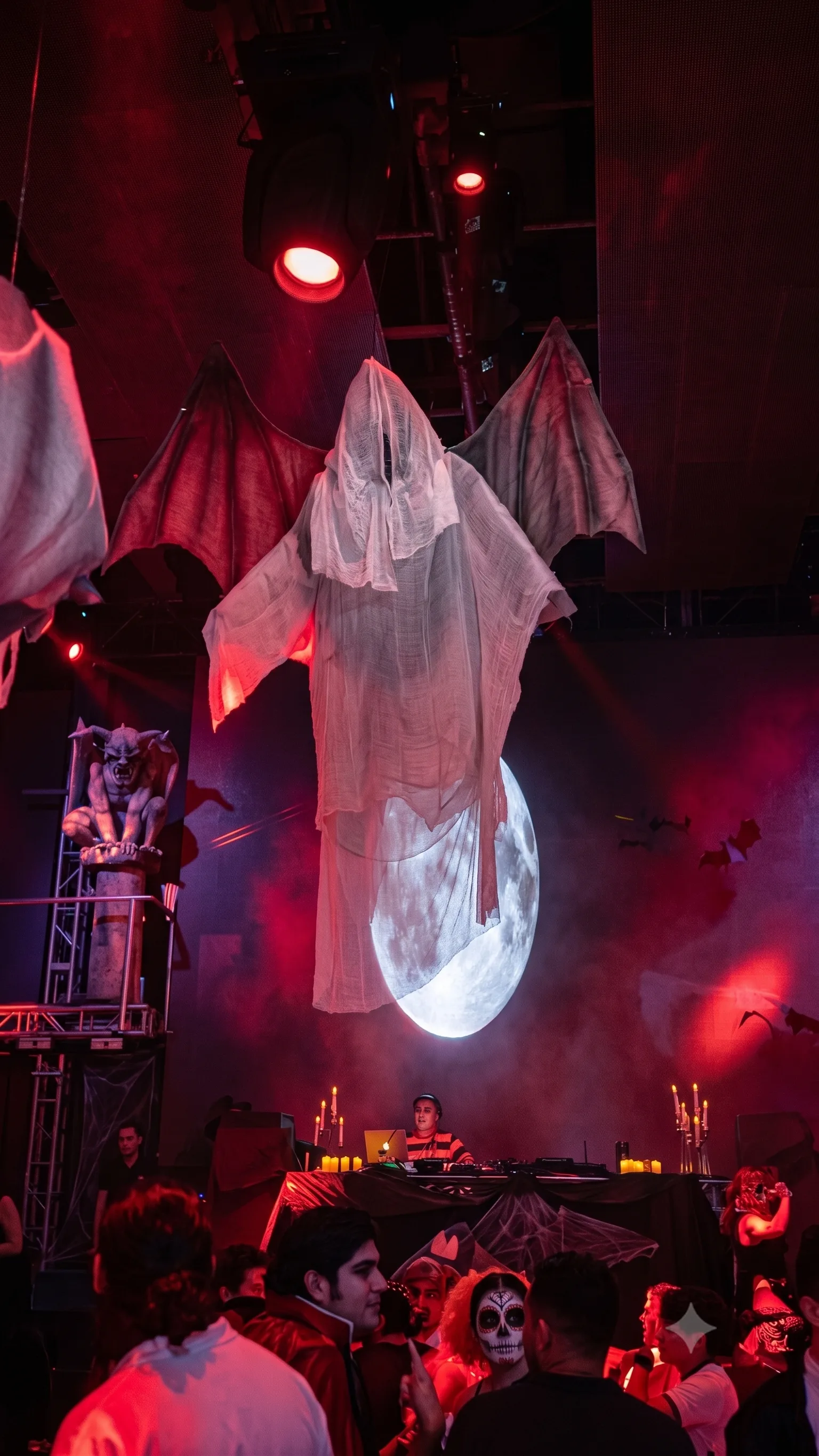 Montaje completo decoración Halloween de alto impacto antro Babel, Kayola Escenografías Guadalajara