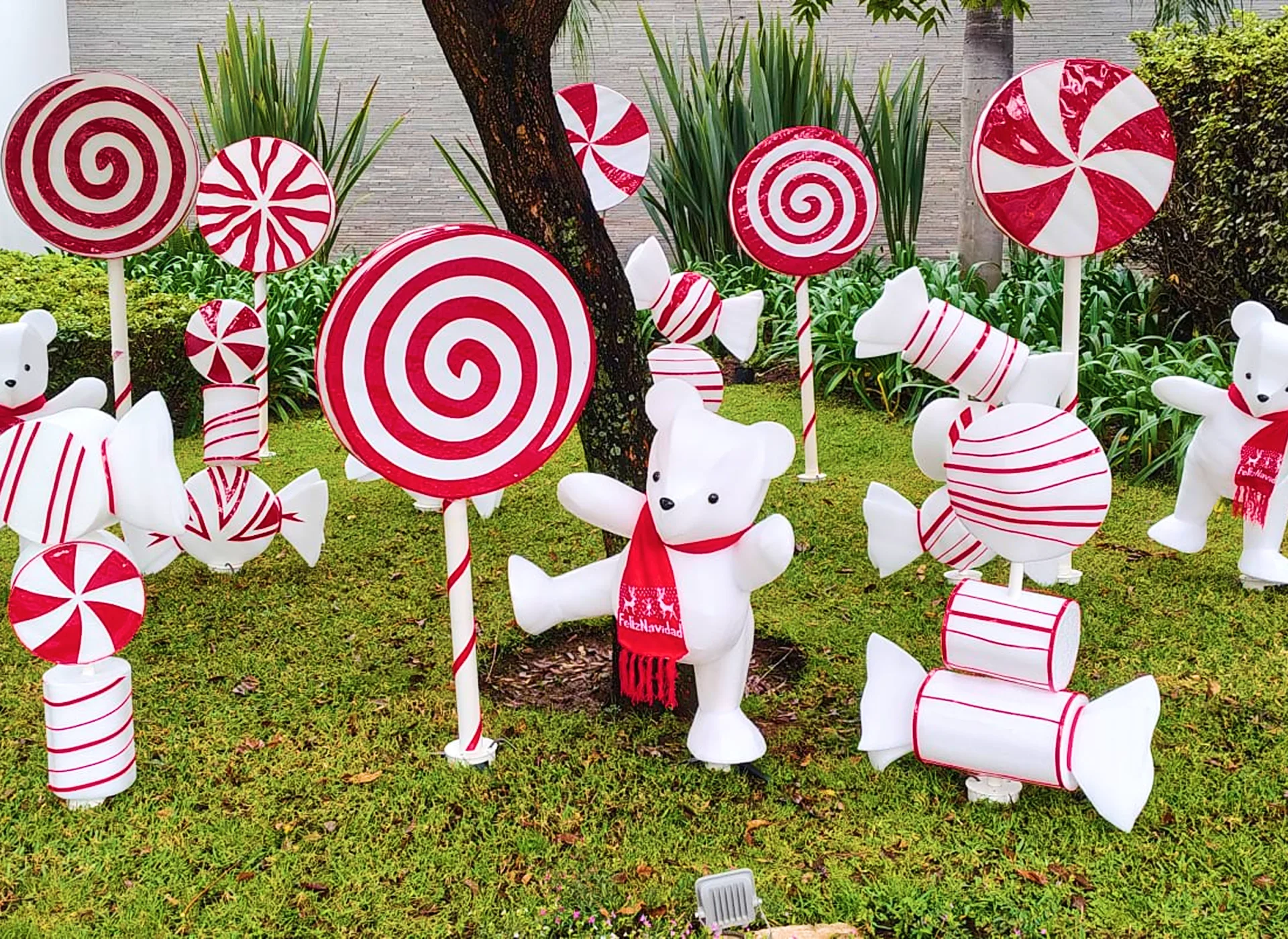 Decoración navideña con ositos blancos en jardín para evento privado, Kayola Escenografías Guadalajara México