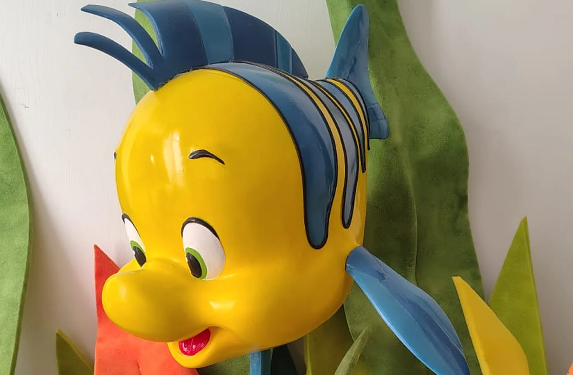 Detalle de pintura artística figura Flounder La Sirenita, Kayola Escenografías Guadalajara México