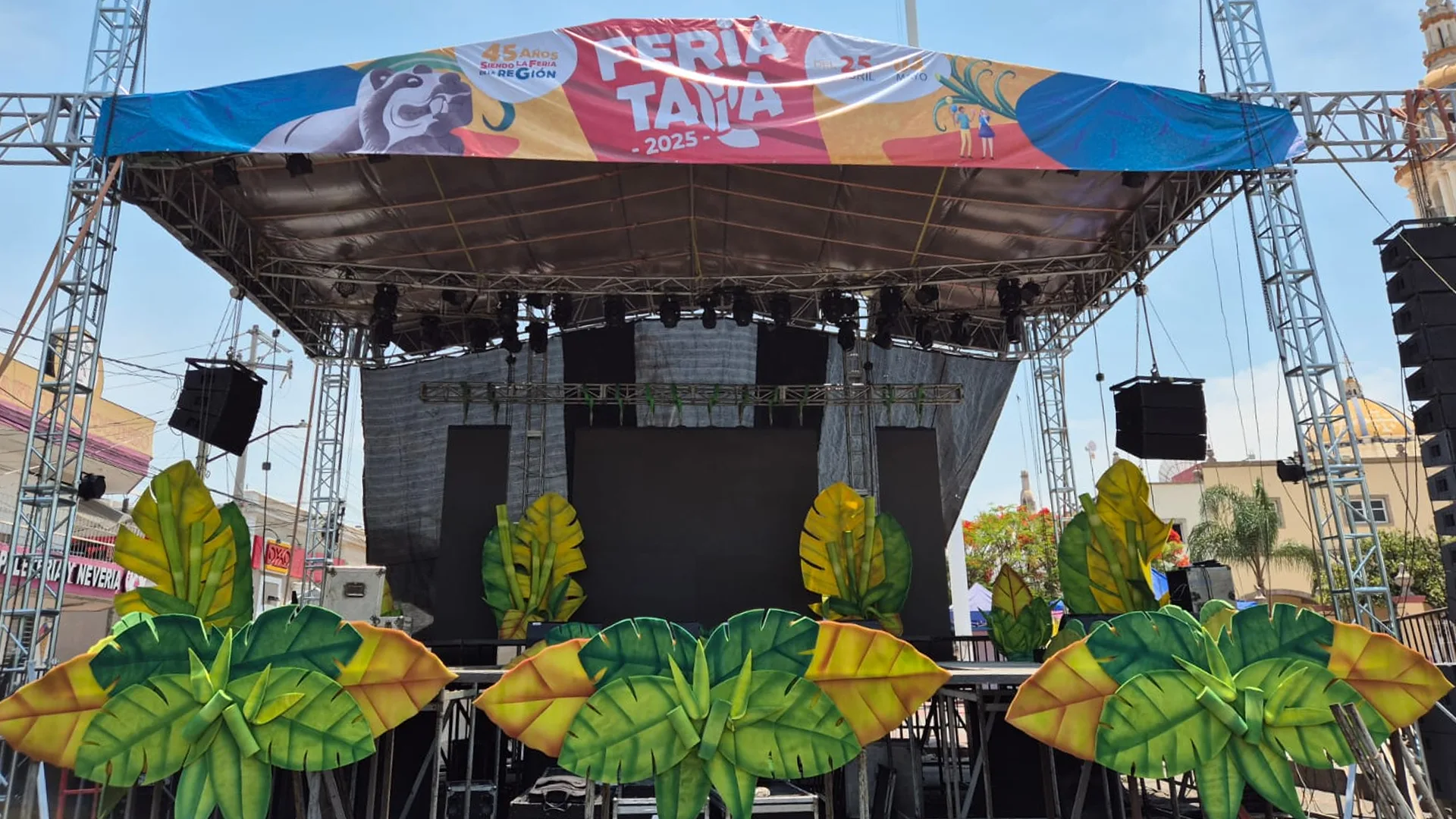 Escenario principal Feria de Tala con decoración de hojas y cañas de azúcar, Kayola Escenografías Jalisco