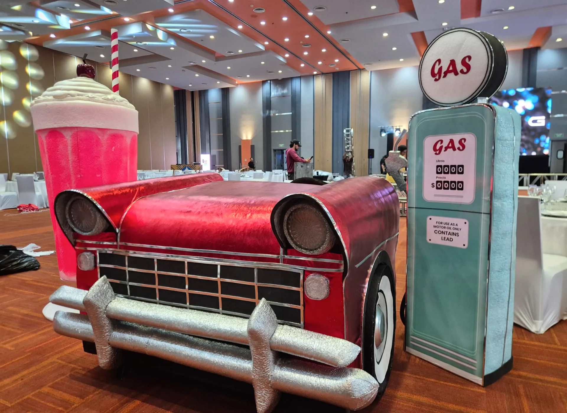 Escenografía retro Vaselina con estación de gas y automóvil gran formato, Kayola Escenografías Guadalajara
