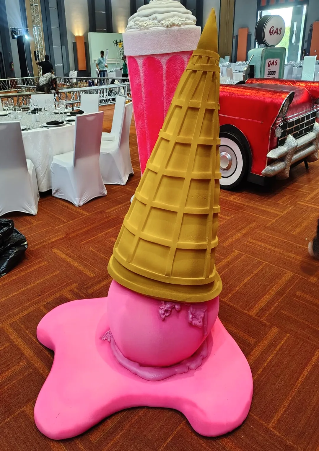 Props helado y malteada gigante escenografía Vaselina, Kayola Escenografías Guadalajara México